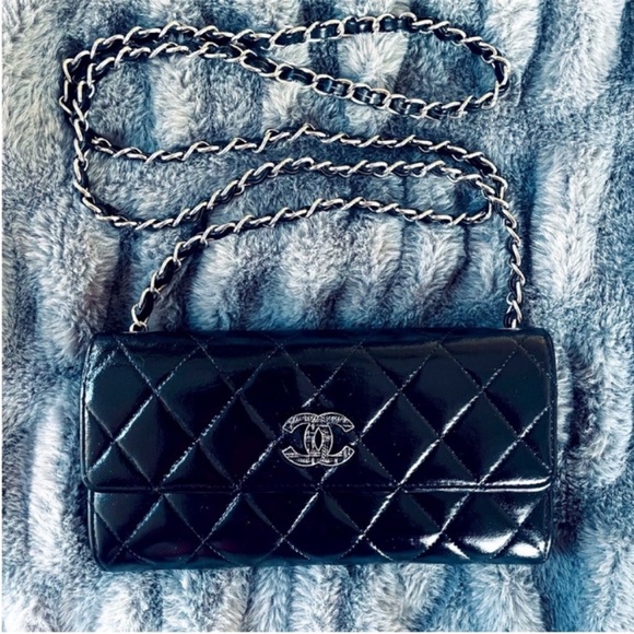 Chanel Authentic quilted wallet on chain - Picture 2 of 13